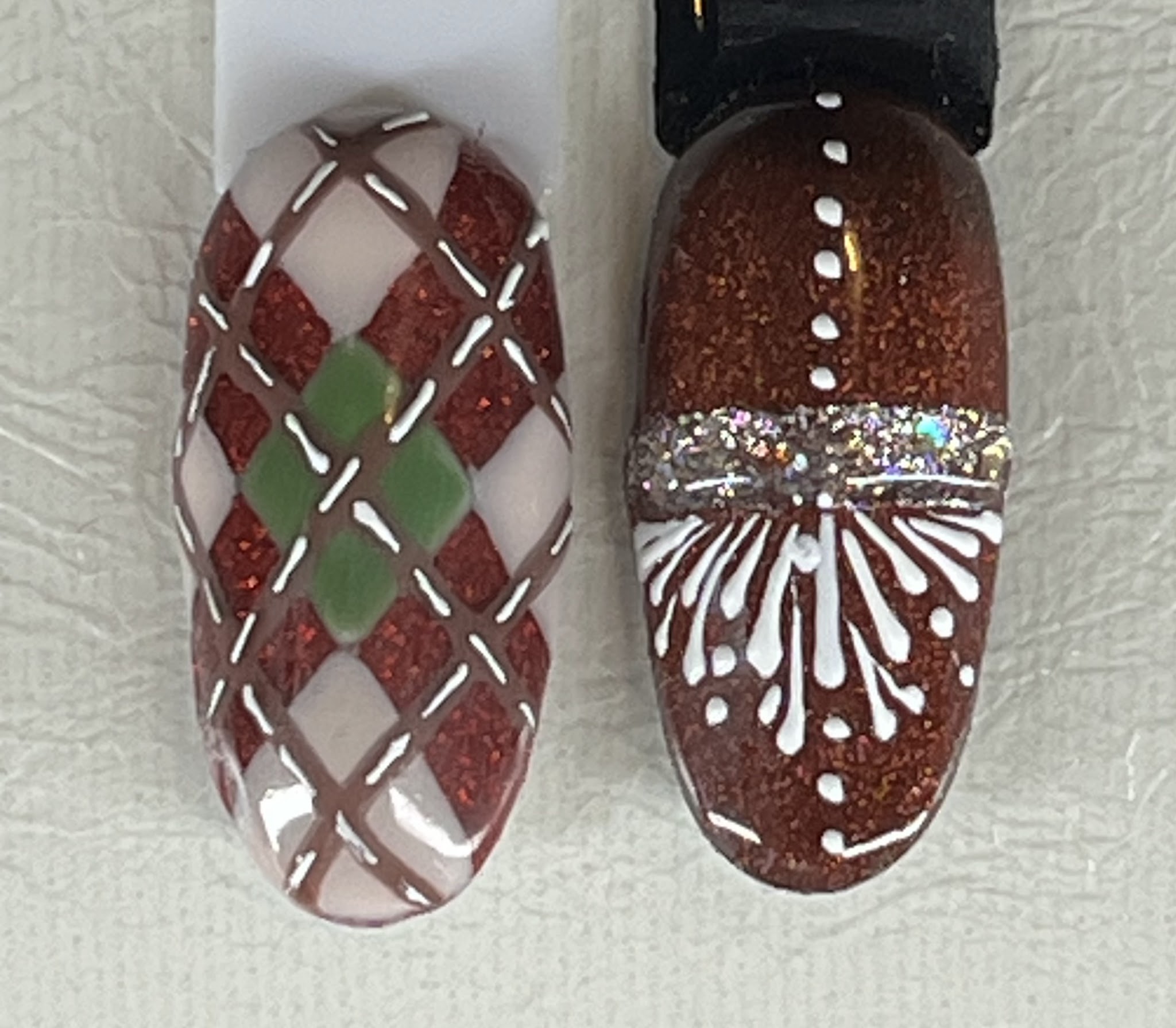 Handgeschilderde nagels met een ruitpatroon en witte penseeldetails