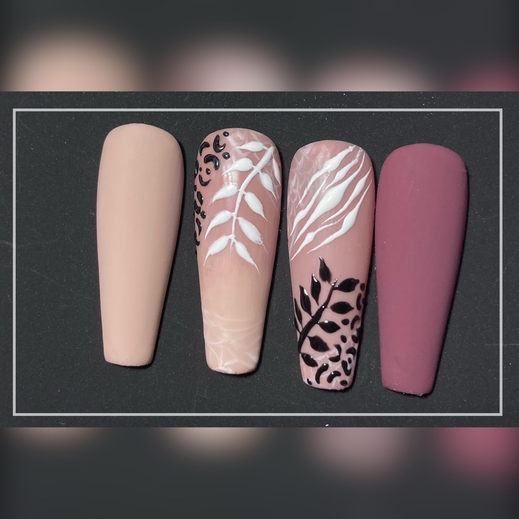 Vier nagelvoorbeelden in roze en bordeaux met fijne takjes en dierenprint