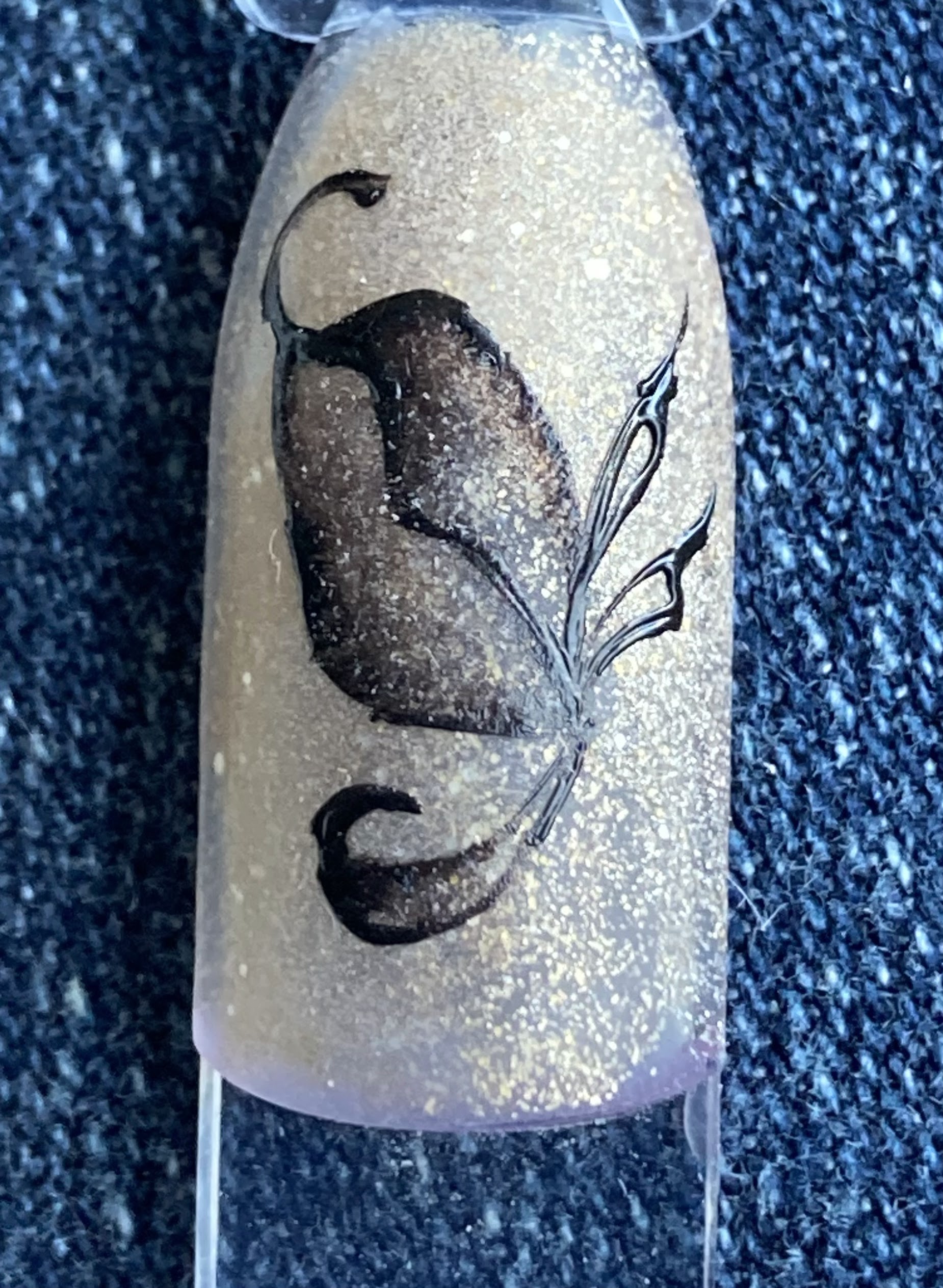 Een geschilderde zwarte kat op een glinsterend nagelvoorbeeld